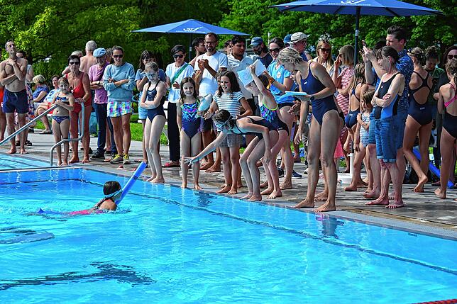 Die blaue Schwimm- oder Poolnudel musste von den lautstark angefeuerten Schwimmern nach 50 Metern an die Nachfolger übergeben werden. ...