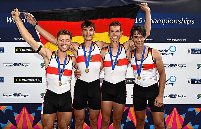 Gold im Doppelvierer: Paul Maissenhälter (von links) feiert mit seinen Teamkollegen Philip Kaltenborn, Simon Haible und Maximilian ...