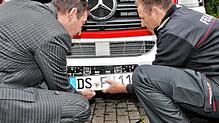 Donaueschingens Oberbürgermeister Erik Pauly (links) und Feuerwehrkommandant Gerd Wimmer montieren Mitte September 2024 ihr erstes ...