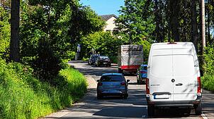 Die Straße Am Wald soll verbreitert werden, indem für die parkenden Fahrzeuge seitlich ein zusätzlicher Streifen angelegt wird. Foto: ...