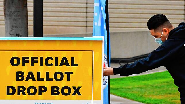 Ein Wähler wirft seinen Stimmzettel in eine der Wahlurnen in Norwalk, Kalifornien