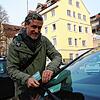 Marcus Göbeler von den Klimaaktivisten unter den Eltern versucht Autofahrer zum Nachdenken zu bewegen. Er verteilt Karten, auf denen er ...