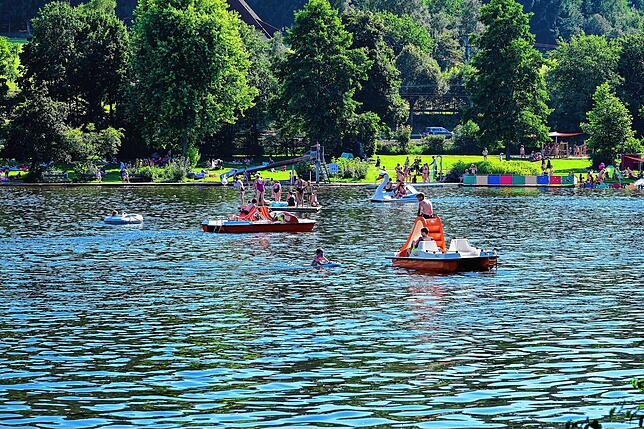 So sah es im August 2021 am Klosterweiher aus. Zahlreiche Badegäste tummelten sich in und auf dem Wasser. In Summe kamen in 2021 aber ...