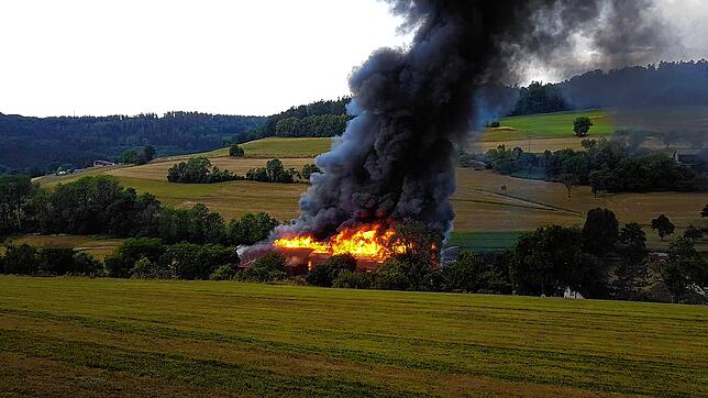 Im Einsatz sind alle Abteilungen der Feuerwehr Stühlingen sowie die Feuerwehren aus Lauchringen, Bonndorf, Klettgau und Eggingen.