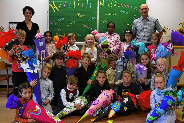 Burgbergschule Überlingen: Die Klasse 1a mit den Klassenlehrern Cordula von Malm und Markus Watter.