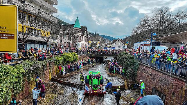 Selbst Traktoren werden da Bach na geschickt. Bei der Schramberger Gaudi auf dem Wasser kommen auch politische Themen dran.