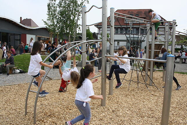 Ein Festtag für die Kinder der Fritz-Baur-Grundschule Mimmenhausen: Am 24. Mai wurde der neue Spielplatz im Pausenhof eingeweiht.