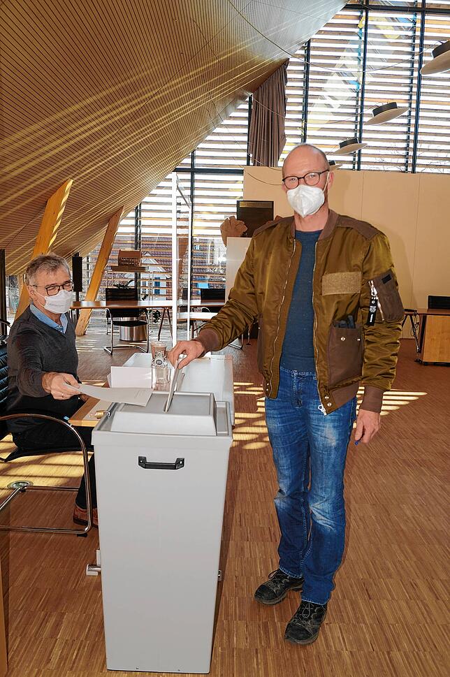 Der Frickinger Gärtnermeister Ingo Hodapp gab seine Stimme zur Bürgermeisterwahl bei Wahlhelfer Joachim Arnold ab.