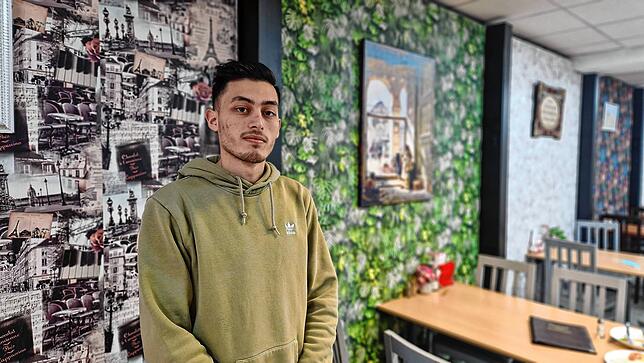 Bara Nassar arbeitet im Geschäft seines Vaters in der Riedleparkstraße. Das hat nun den Restaurantbetrieb ausgeweitet.
