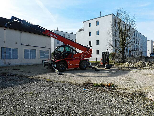 In der Güttinger Str. 3/1 sind die Bagger am Werk. Bis zum Sommer soll hier eine Unterkunft für bis zu 60 Geflüchtete entstehen. Das ...