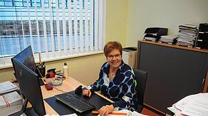 Rita Kromer erhebt im Jestetter Rathaus die Daten für die statistische Auswertung der Wahl und meldet sie an das Statistische Landesamt. ...