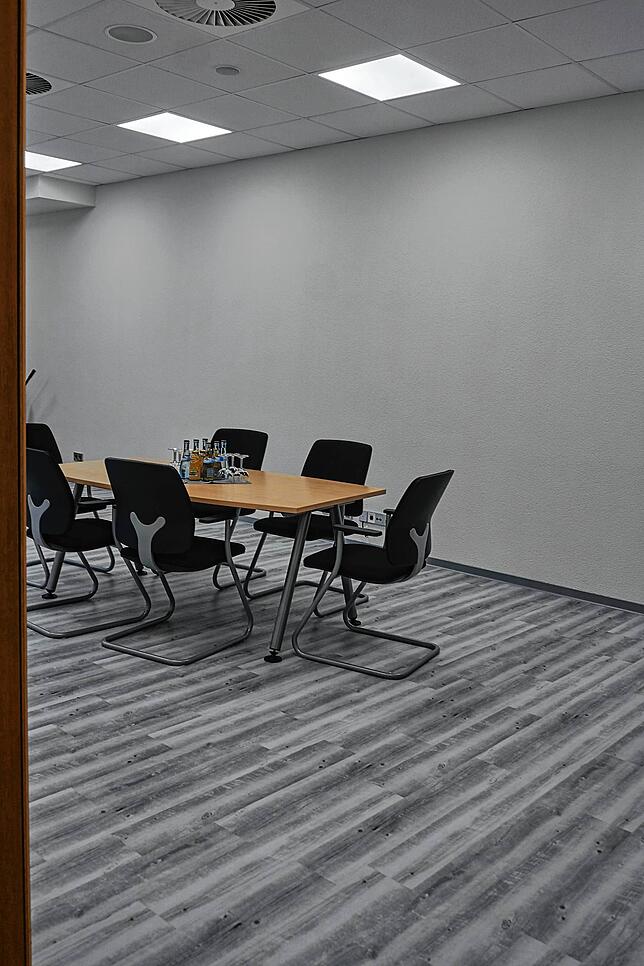 Treffpunkt: Der kleine Konferenzraum, vorher nur eine feuchte Abstellkammer, wurde wieder nutzbar gemacht. Der größere Raum soll ...