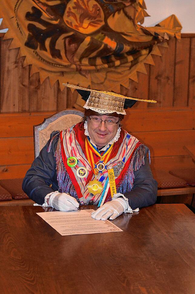 Narrenmutter Wolfgang Lechler bei der Unterzeichnung der Urkunde. Die Narreneltern haben sich gegenseitig fotografiert &ndash; mit ...