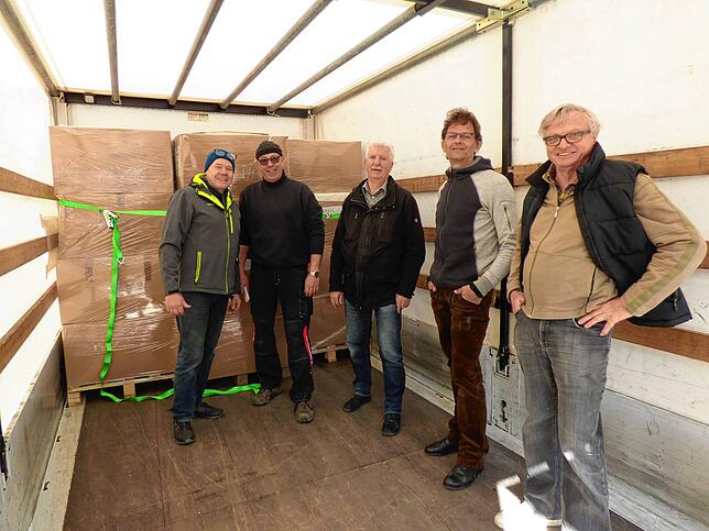 Christian Amann, Rolf Schnekenbühl, Lothar Groß, Thomas Blennemann und Andreas Rombold (von links) beluden einen Transporter, der die ...