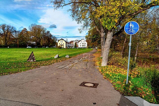 Diese Aufnahme zeigt den Fuß- und Radweg, der entlang der Brigach (rechts) und dem künftigen Baugrund (links) hindurchführt. Er wird ...