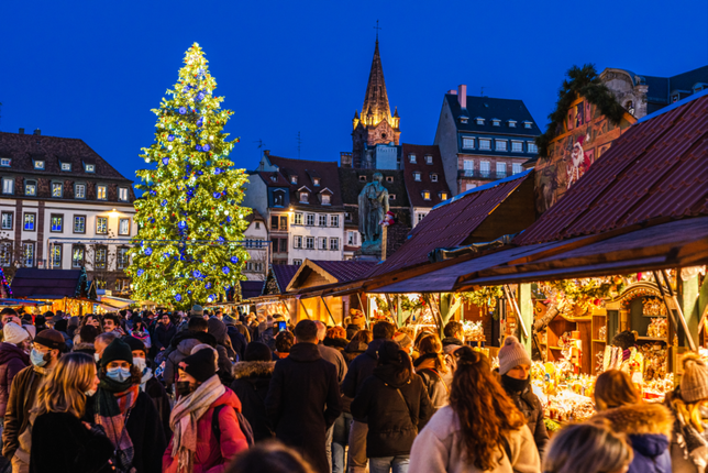Über 300 Stände verteilen sich auf die Innenstadt von Straßburg während der Weihnachtszeit. Der große Weihnachtsbaum auf dem ...