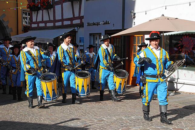 Der Fanfarenzug geht dem Festmarsch der Amtsträger und Weinhoheiten voraus.