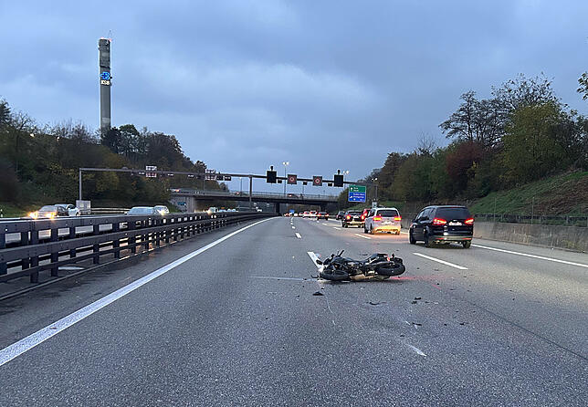 Das demolierte Motorrad liegt nach dem schweren Unfall auf der A1 bei Dättwil im Kanton Aargau auf dem Asphalt.
