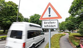 Kein Geld, keine Sanierung: Konstanzer müssen wohl noch länger mit Straßenschäden, wie hier in der Theodor-Heuß-Straße, leben. Der ...