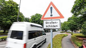 Kein Geld, keine Sanierung: Konstanzer müssen wohl noch länger mit Straßenschäden, wie hier in der Theodor-Heuß-Straße, leben. Der ...
