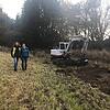 Sabrina Molkenthin (Umweltzentrum Stockach) und Julia Brantner (Heinz Sielmann Stiftung) besuchen die Baggerarbeiten. Bild: ...