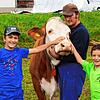 Die Kinder sind froh, wieder bei Kuh Rosi zu sein (von links): Johannes (links) und Jonathan mit ihrem Vater, Landwirt Hubert ...