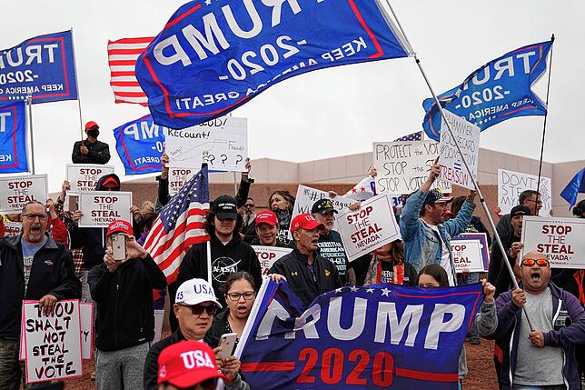 Anhänger von US-Präsident Trump protestieren vor der Clark-County-Wahlabteilung.