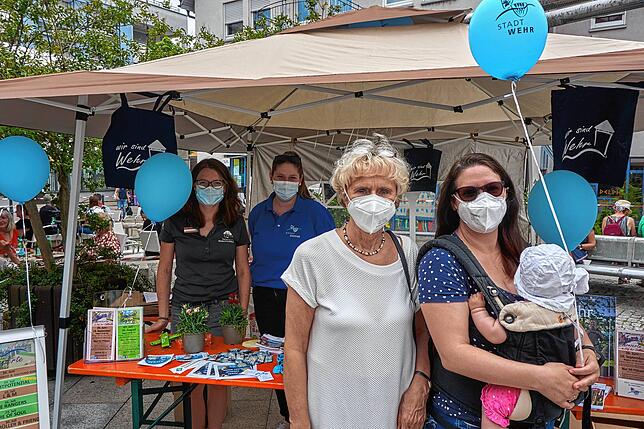 Aufgeblasen: Die Luftballons vom Wehrer Tourismusbüro waren sehr begehrt. Carina Wanowski und ihre Kollegin versorgten auch Familie ...