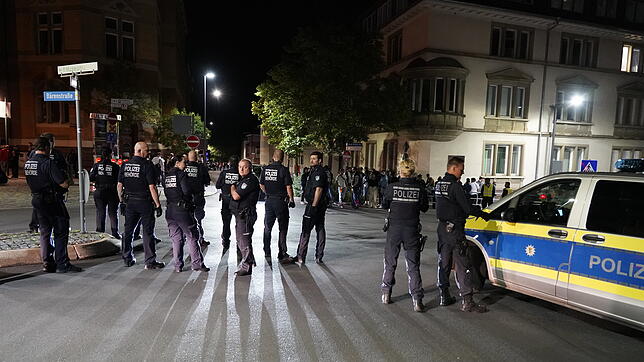 Die Polizei steht während der Langen Kulturnacht am 1. Juli in Schwenningen. Am Rande der Großveranstaltung war es zu ...