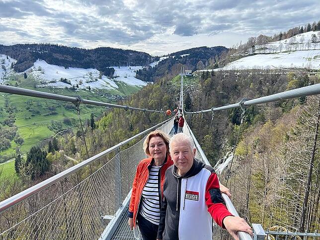 Olesia und Viktor Kravchenko fühlen sich wohl in Deutschland. Hier besuchen sie die Todtnauer Hängebrücke.