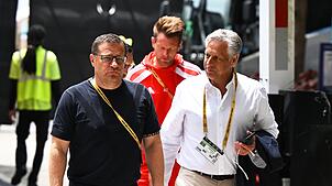 Max Eberl (l) beim Spiel des FC Bayern in Miami gegen Flamengo.