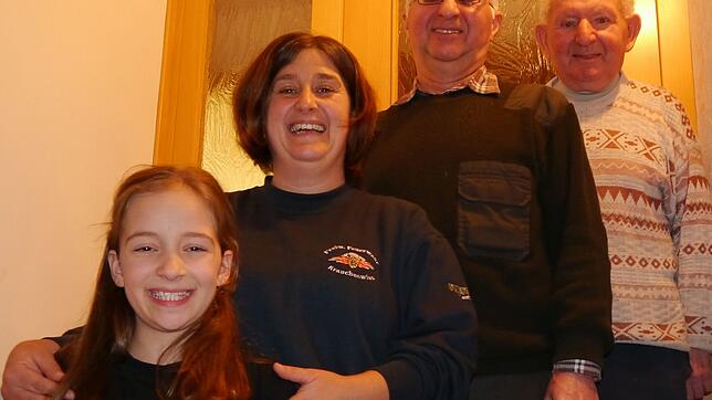 Die Feuerwehrfamilie aus Krauchenwies: (von rechts) Hans Lutz, Gerhard Lutz, Martina Kiesewetter und Lisa Kiesewetter.