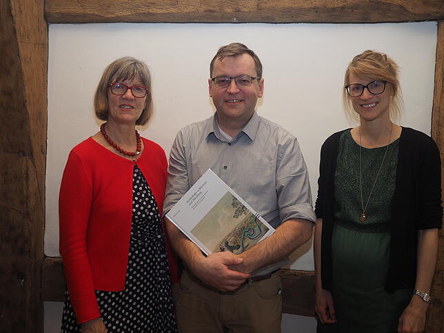 Sylvia Baumgart, Konrad Schlude und Céline Guillod (v.l.) arbeiten an den Details für den Lehrpfad im Keltenwald.