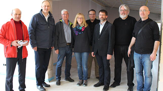 Stolz auf die moderne Kindertageseinrichtung, die in Behlas alter Schule entsteht: Horst Vetter (von links), Michael Kollmeier, Bernhard ...