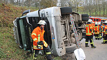 Bild : Bilder vom Unfall: Umgekippter Lastwagen am Randenaufstieg der B 314