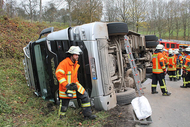 Bild 2: Bilder vom Unfall: Umgekippter Lastwagen am Randenaufstieg der B 314