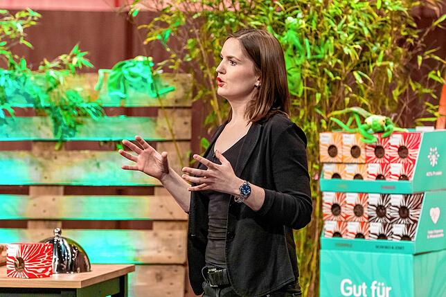 Lara Schuhwerk aus Singen präsentiert bei der „Höhle der Löwen“ ihr Start-up „Beneto Foods“: eine Pasta, die ...