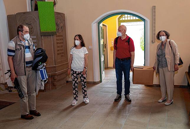 Ankunft in der Lorenzkirche in Großgartach: Die Delegation aus Tiengen mit Klaus Bürger (links, Organist Christuskirche Tiengen) sowie ...