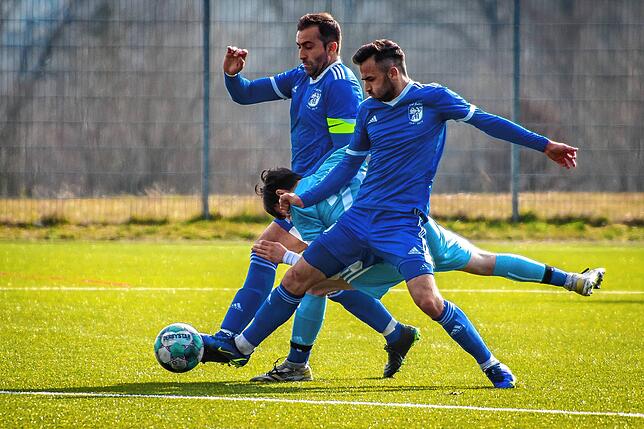 Krise beendet: Mit seinen beiden Treffern sorgte Gökalp Uyar (vorn auf dem Archivbild) für den 2:0-Sieg des Spitzenreiters SV BW Murg ...