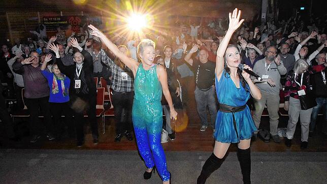 Die Schwestern Anita & Alexandra Hofmann begeisterten im Kursaal in Höchenschwand das Publikum.
