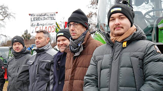 Drei Hegau Bürgermeister mit Mütze: Holger Mayer (Hilzingen, Dritter von rechts), Frank Harsch (Engen, Zweiter von rechts) und Selcuk ...