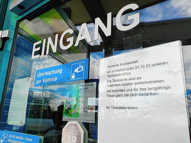 Am Eingang des ehemaligen Tankstellen-Shops hängt ein Zettel, der darauf hinweist, dass das Geschäft seit 31. Oktober geschlossen ist. ...