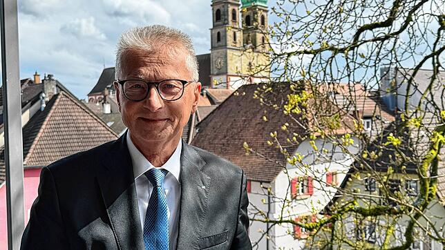 Die vermutlich letzte Bilanz der Volksbank Rhein-Wehra hat Direktor Werner Thomann vorgelegt. Wenn die Vertreter im Mai zustimmen, ...