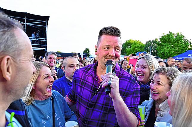 Welche Überraschung. Plötzlich steht Sänger Ben Zucker mitten im Publikum und bahnt sich bei seinem Konzert singend den Weg durch die ...