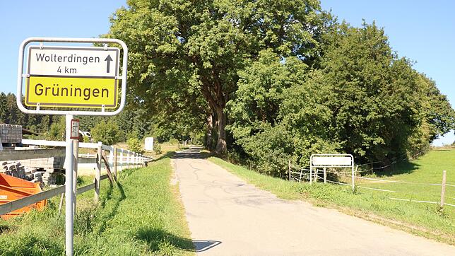 In Grüningen ist der Schlattweg ab Ortsausgang in Richtung Wolterdingen sanierungsbedürftig. Weil das Wurzelwerk der Bäume von unten ...