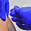 Eine Patientin lässt sich impfen.
