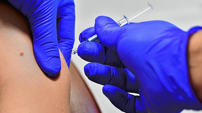 Eine Patientin lässt sich impfen.