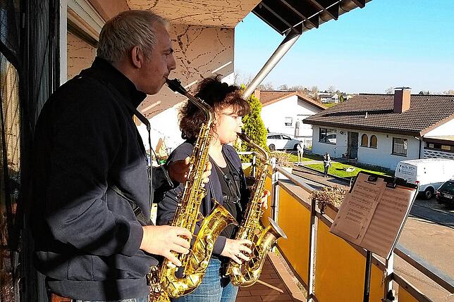 Heiko und Susanne Post beim Saxophon-Spiel auf ihrem Balkon.