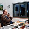 Um 23.45 Uhr sitzt Unterkirnachs Bürgermeister Andreas Braun in seinem Dienstzimmer. Telefonisch spricht er sich mit Silke Muller über ...