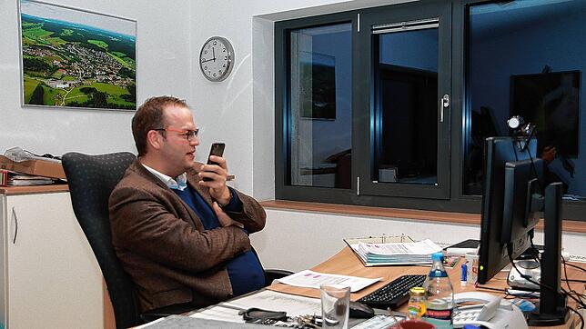 Um 23.45 Uhr sitzt Unterkirnachs Bürgermeister Andreas Braun in seinem Dienstzimmer. Telefonisch spricht er sich mit Silke Muller über ...